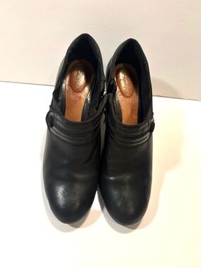 Clarks Black Leather Heeled Shoes for Women, Sz 7.5